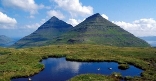 Анализ кольских пирамид и каменных плит под ними показал, что эти творения рукотворные и их трижды перестраивали, наращивая высоту. 02