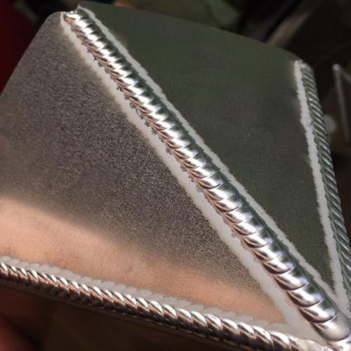 Можно смотреть часами на идеальные швы и хуже от этого они не становятся. 03