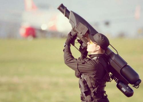 Skywall 100 - портативный сеткомет для борьбы с дронами.