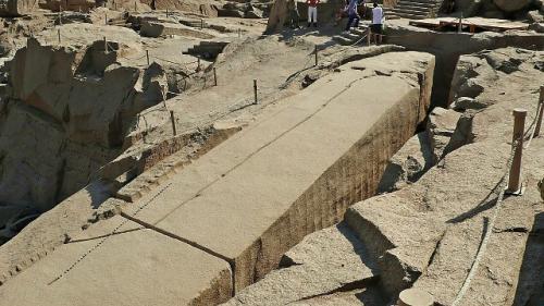 На фото знаменитый асуанский обелиск, до сих пор вызывающий интерес ученых - египтологов. 
