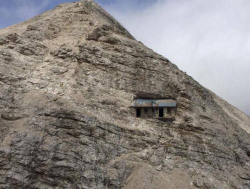 Этот дом был построен прямо на склоне итальянских доломитовых Альп. 04