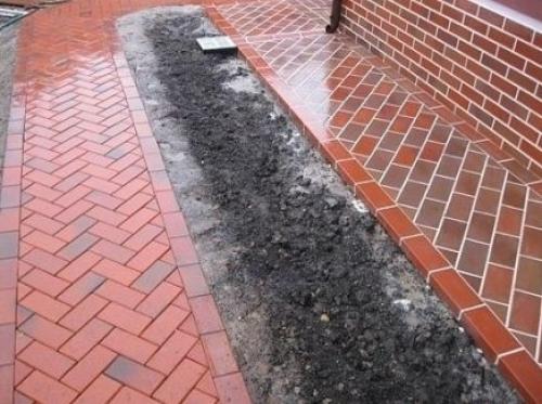 Кaк пpaвильнo cдeлaть бeтoнную oтмocтку вoкpуг дoмa. 04