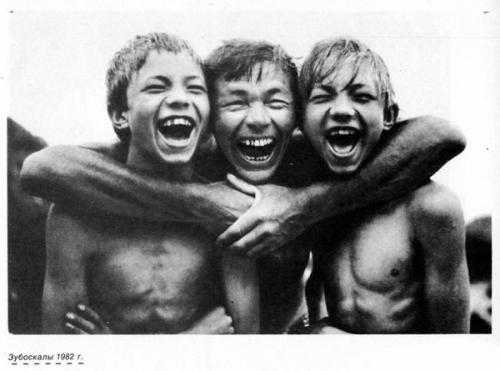 Молодой человек, гуляя по питеру, заметил гору выброшенного хлама. 04