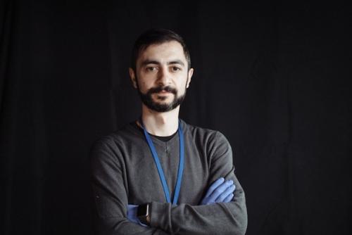 Главный врач больницы в посёлке коммунарка поделился портретами врачей, которые вносят свой вклад в борьбу с коронавирусом. 05