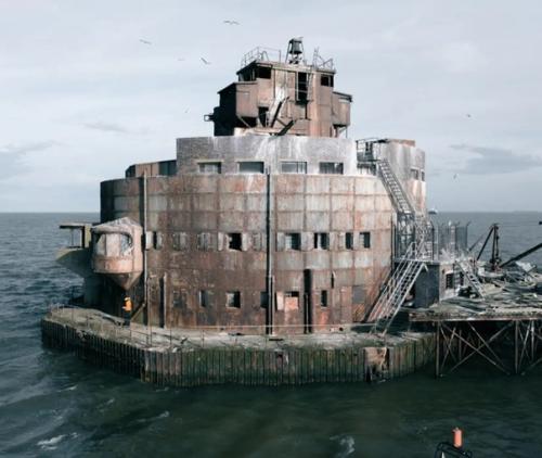 На севере Англии есть форт времен первой мировой, который стоит посреди океана. 01