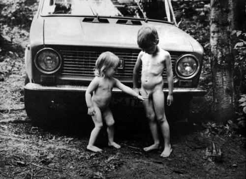 Молодой человек, гуляя по питеру, заметил гору выброшенного хлама. 01