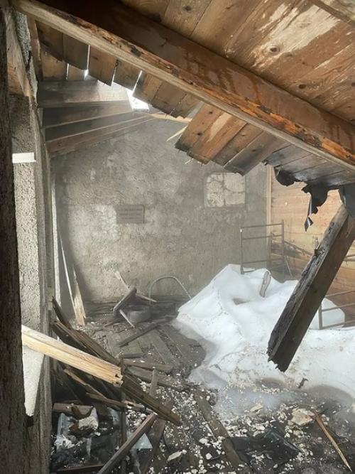 Этот дом был построен прямо на склоне итальянских доломитовых Альп. 05