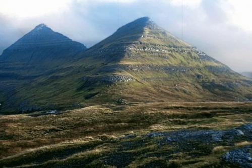 Анализ кольских пирамид и каменных плит под ними показал, что эти творения рукотворные и их трижды перестраивали, наращивая высоту. 01