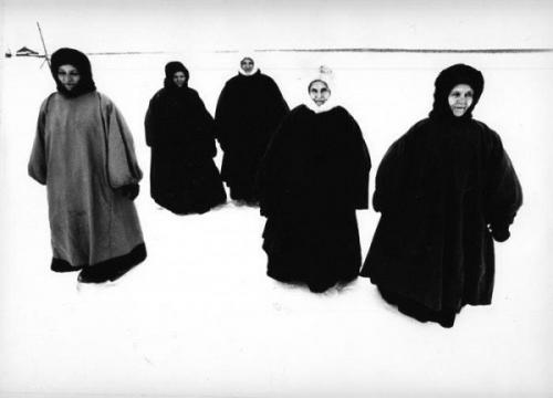 Молодой человек, гуляя по питеру, заметил гору выброшенного хлама. 05