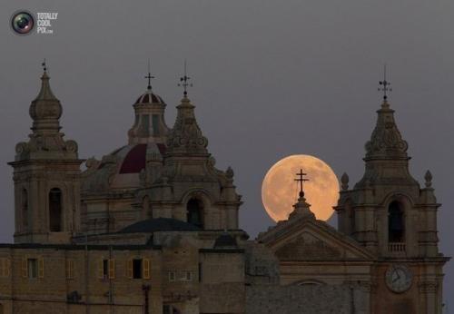 Суперлуния в разных уголках планеты. 04