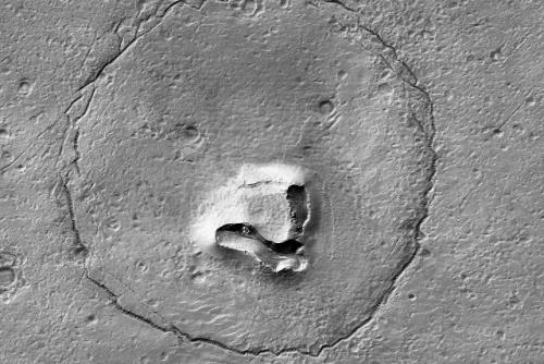 Nasa объяснило природу необычного объекта на марсе, напоминающего праздничный колпак. 04