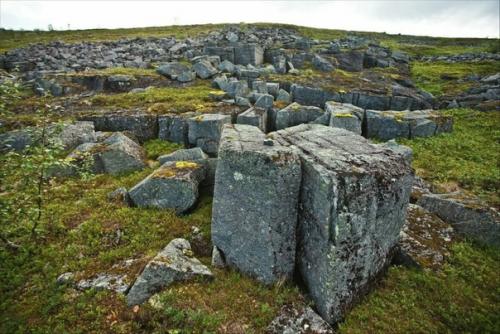 Анализ кольских пирамид и каменных плит под ними показал, что эти творения рукотворные и их трижды перестраивали, наращивая высоту. 08