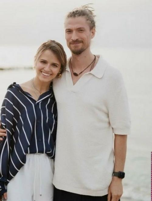 Любовь аксенова трогательно поздравила мужа с 44-летним днем рождения. 01