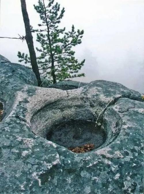 Анализ кольских пирамид и каменных плит под ними показал, что эти творения рукотворные и их трижды перестраивали, наращивая высоту. 07