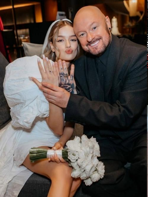 19-Летняя актриса Александрина олексюк уверена, что ей удалось построить крепкий и стабильный брак с 50-летним режиссёром. 01