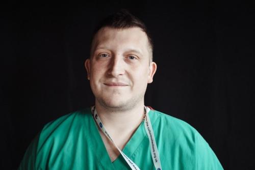 Главный врач больницы в посёлке коммунарка поделился портретами врачей, которые вносят свой вклад в борьбу с коронавирусом. 01