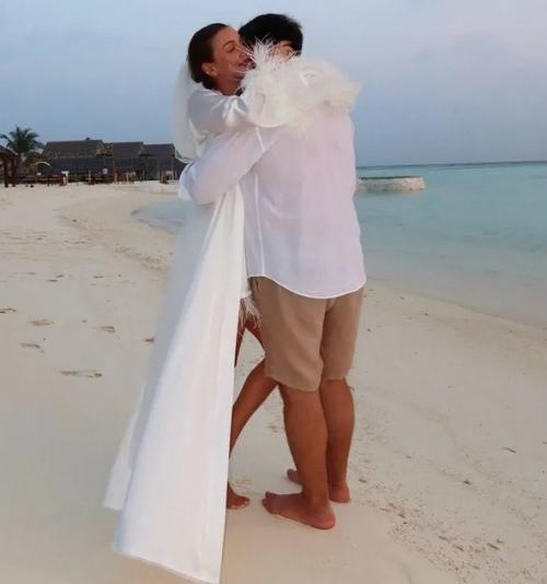 Молодожены на пляже: победительница шоу 