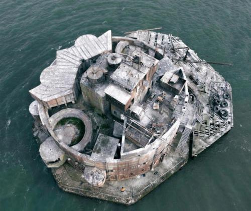 На севере Англии есть форт времен первой мировой, который стоит посреди океана. 02