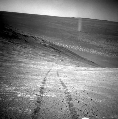 При движении к Knudsen Ridge марсоход Opportunity пылевой вихрь запечатлел. При движении к Knudsen Ridge марсоход Opportunity пылевой вихрь запечатлел.