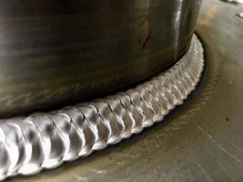 Можно смотреть часами на идеальные швы и хуже от этого они не становятся. 02