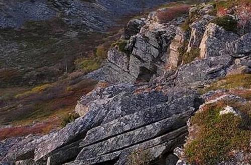 Анализ кольских пирамид и каменных плит под ними показал, что эти творения рукотворные и их трижды перестраивали, наращивая высоту. 06