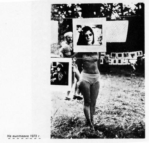 Молодой человек, гуляя по питеру, заметил гору выброшенного хлама. 09