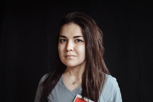 Главный врач больницы в посёлке коммунарка поделился портретами врачей, которые вносят свой вклад в борьбу с коронавирусом. 08