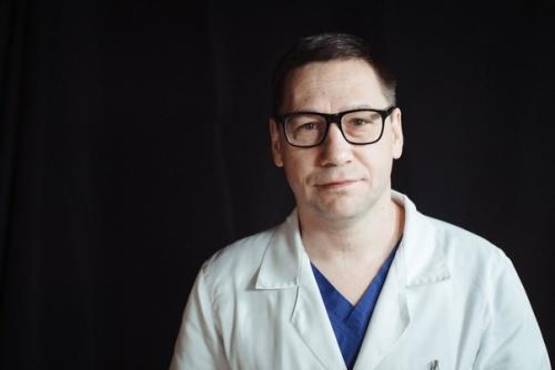 Главный врач больницы в посёлке коммунарка поделился портретами врачей, которые вносят свой вклад в борьбу с коронавирусом. 03