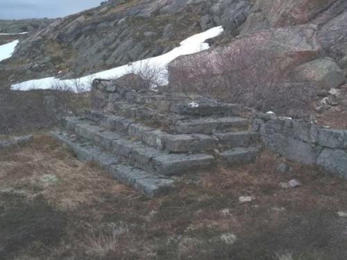 Анализ кольских пирамид и каменных плит под ними показал, что эти творения рукотворные и их трижды перестраивали, наращивая высоту. 05