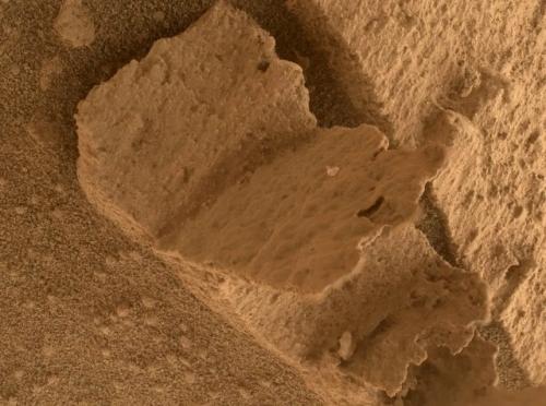 Nasa объяснило природу необычного объекта на марсе, напоминающего праздничный колпак. 03