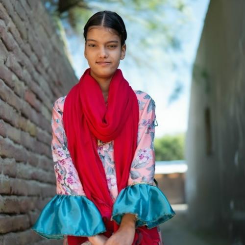 Маленькая Афшин из Пакистана в младенчестве получила тяжелую травму при падении, из-за чего её шея оказалась развернута почти на 90 градусов. 04