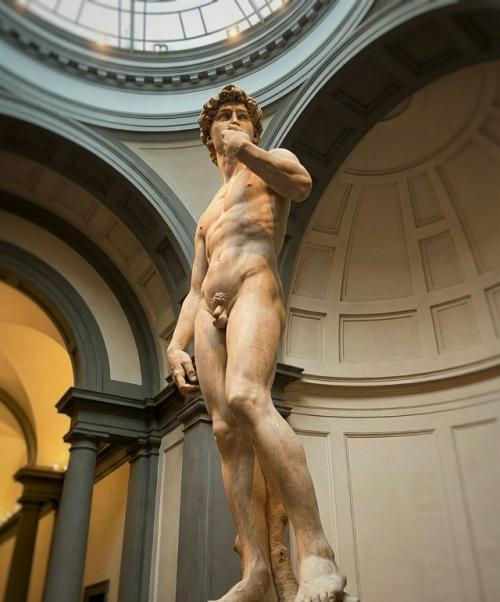 Статую Микеланджело действительно не эвакуировали: вокруг неё построили защитный короб из кирпича и мешков с песком. 02