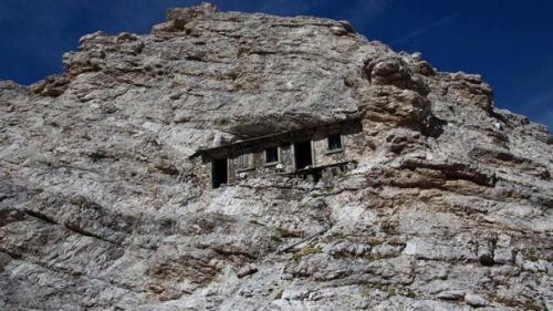 Этот дом был построен прямо на склоне итальянских доломитовых Альп. 02