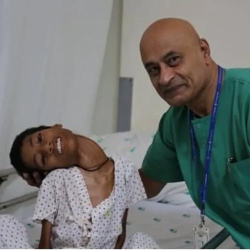 Маленькая Афшин из Пакистана в младенчестве получила тяжелую травму при падении, из-за чего её шея оказалась развернута почти на 90 градусов. 03