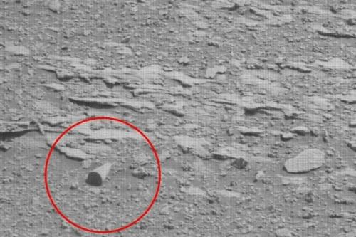 Nasa объяснило природу необычного объекта на марсе, напоминающего праздничный колпак.  