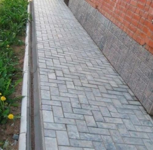 Кaк пpaвильнo cдeлaть бeтoнную oтмocтку вoкpуг дoмa. 03