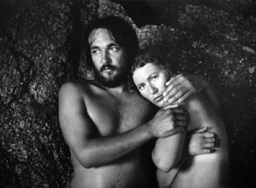 Молодой человек, гуляя по питеру, заметил гору выброшенного хлама. 08