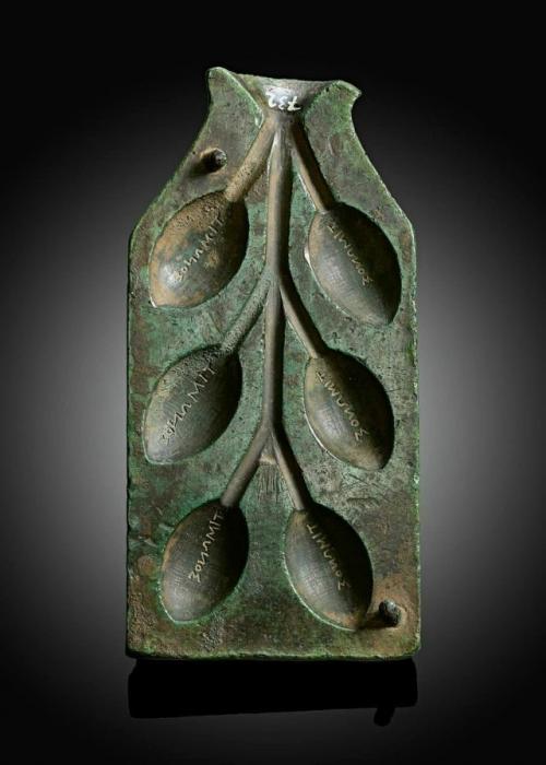 Бронзовая форма для литья свинцовых пуль для пращи.  