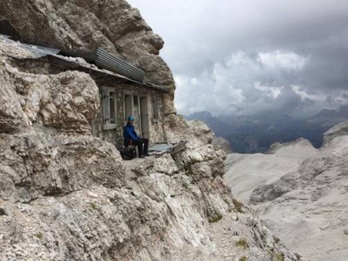 Этот дом был построен прямо на склоне итальянских доломитовых Альп. 03