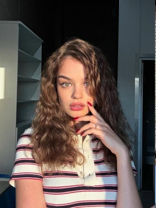 19-Летняя актриса Александрина олексюк уверена, что ей удалось построить крепкий и стабильный брак с 50-летним режиссёром. 02