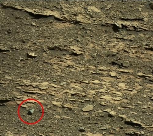 Nasa объяснило природу необычного объекта на марсе, напоминающего праздничный колпак. 01