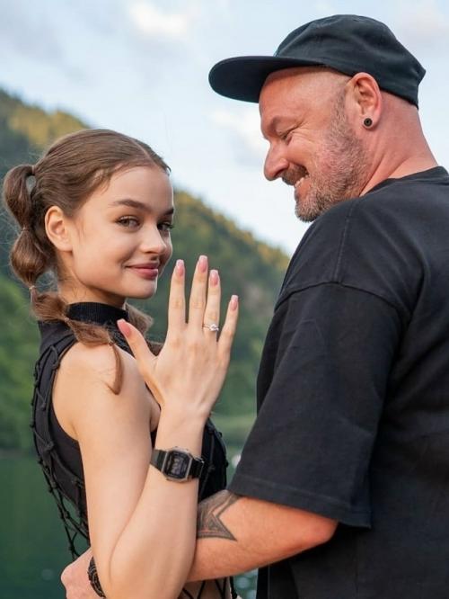 19-Летняя актриса Александрина олексюк уверена, что ей удалось построить крепкий и стабильный брак с 50-летним режиссёром. 
