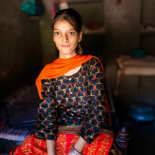 Маленькая Афшин из Пакистана в младенчестве получила тяжелую травму при падении, из-за чего её шея оказалась развернута почти на 90 градусов. 05