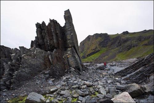 Анализ кольских пирамид и каменных плит под ними показал, что эти творения рукотворные и их трижды перестраивали, наращивая высоту. 04