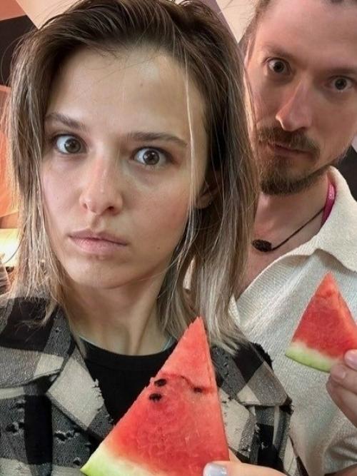 Любовь аксенова трогательно поздравила мужа с 44-летним днем рождения.
