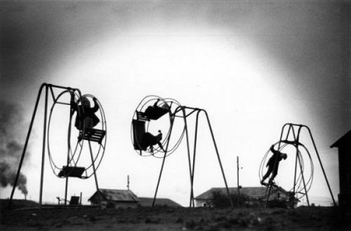 Молодой человек, гуляя по питеру, заметил гору выброшенного хлама. 02