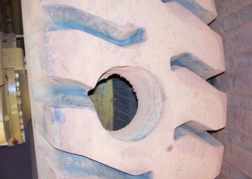 Чем проткнули колесо карьерного самосвала. 02