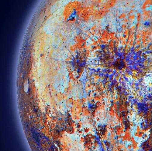 Астрофотограф Эндрю маккарти инвертировал показатель яркости изображения, чтобы мы могли лучше разглядеть рельеф луны. 01