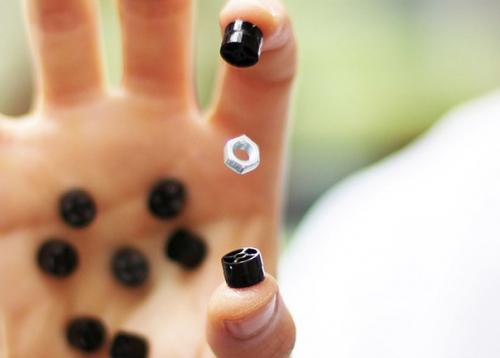 Британцы левитационные перчатки показали.