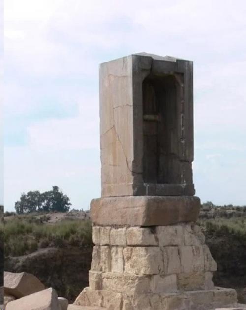 Гигантский постамент мендеса. 01